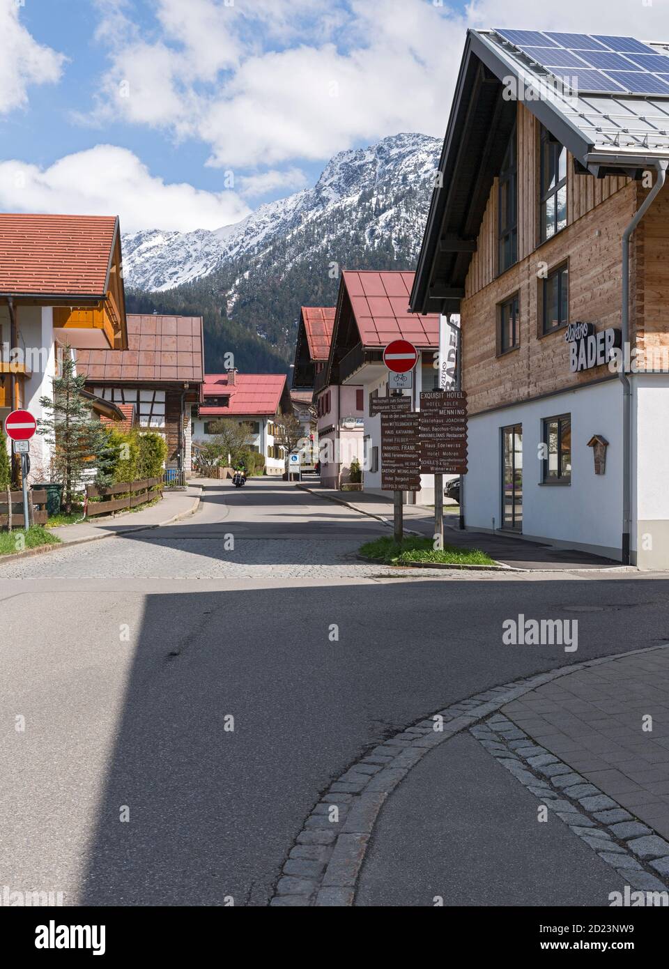 Oberstdorf, Walserstrasse, Wegweiser, Häuser, Bergkulisse, Bayern, Deutschland Stock Photo