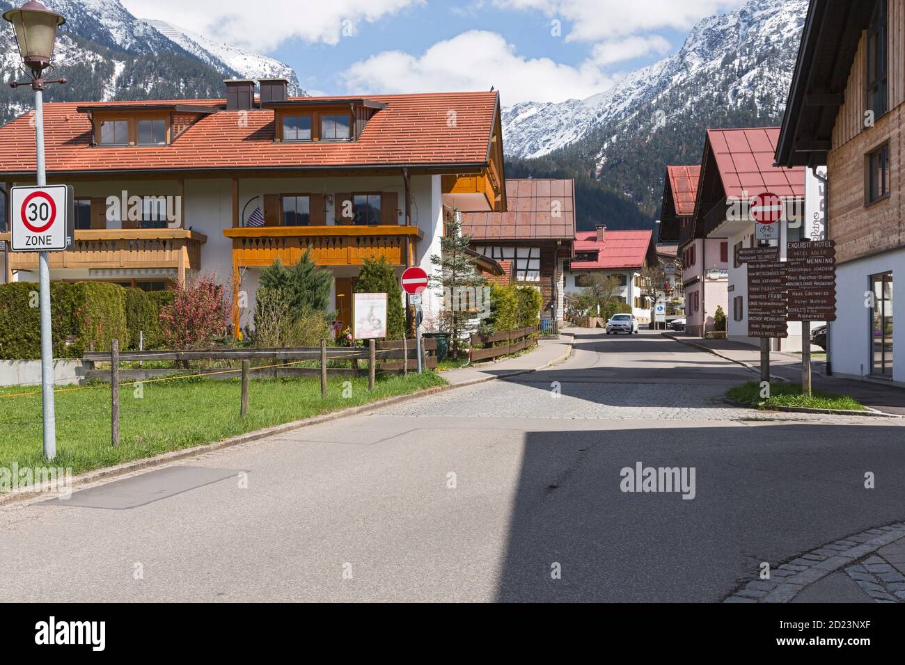 Oberstdorf, Walserstrasse, Wegweiser, Häuser, Bergkulisse, Bayern, Deutschland Stock Photo