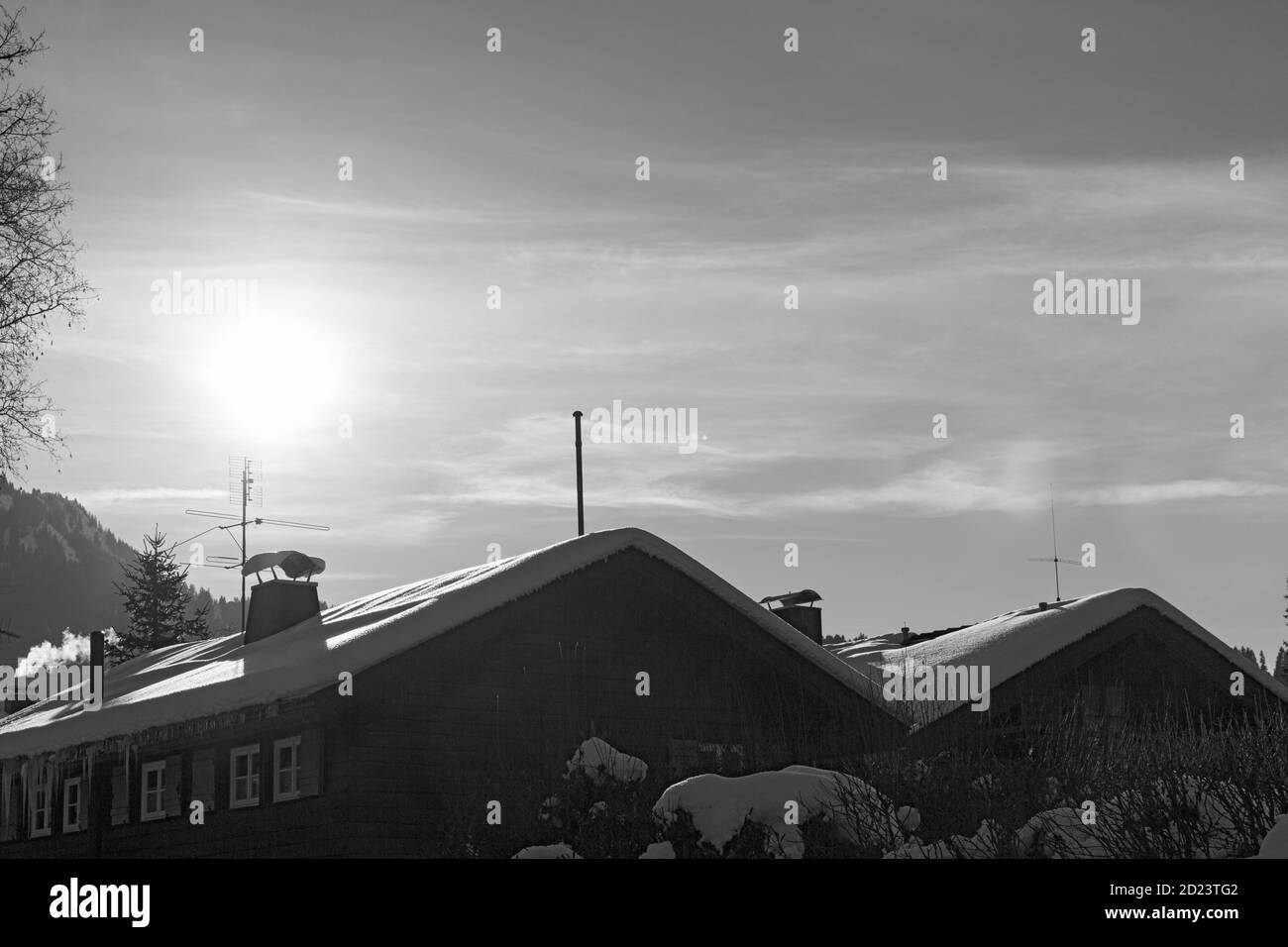 Oberstdorf, Wohnhäuser, schneebedeckt, Sonne, Berge, Allgäuer Alpen Stock Photo