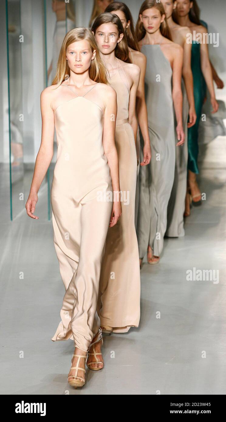 Models present creations from the Calvin Klein Spring 2008 collection  during New York Fashion Week, September 11, 2007. REUTERS/Keith Bedford  (UNITED STATES Stock Photo - Alamy