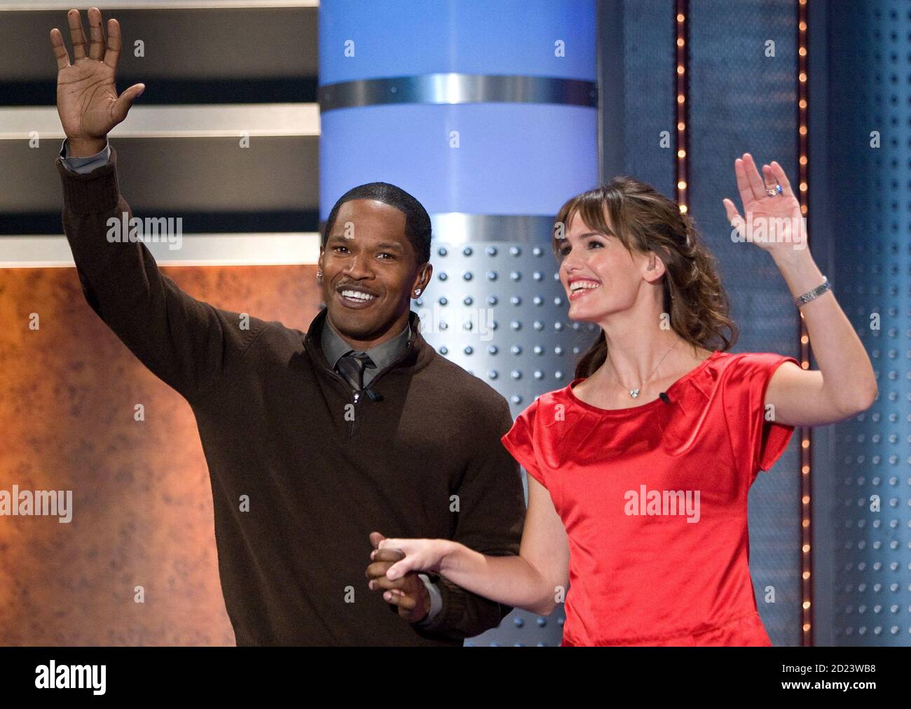 Actors Jamie Foxx (L) and Jennifer Garner wave as they arrive for the  German television show 'Wetten, dass..?' (Bet it..?) in Basel October 6,  2007. REUTERS/Miro Kuzmanovic (SWITZERLAND Stock Photo - Alamy