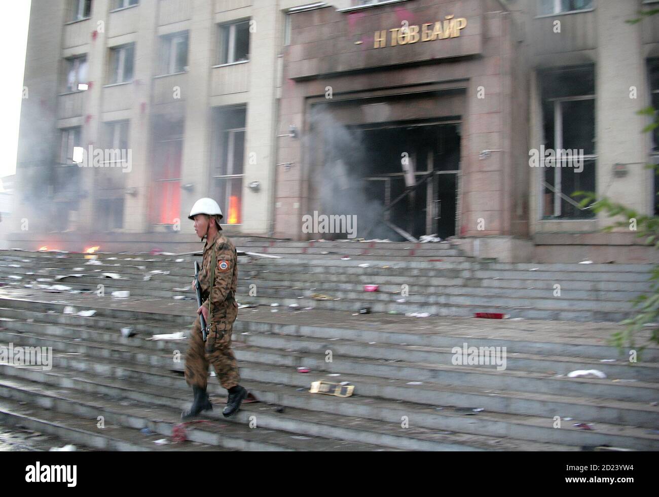 A soldier stands outside the Mongolian People's Revolutionary Party (MPRP) building during clashes between protestors and police in Ulan Bator, Mongolia, July 1, 2008. Five people were killed and more than 300 injured in a riot in Mongolia's capital among people alleging fraud in a weekend election, the country's justice minister said on Wednesday. Picture taken July 1, 2008.    REUTERS/Zeev Rozen (MONGOLIA) Stock Photo