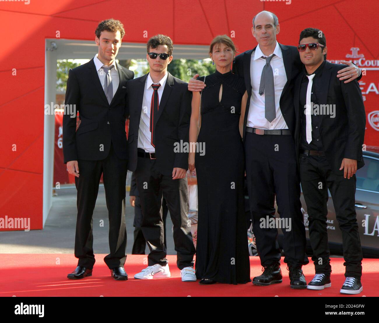 Actors Yoav Donat (L), Michael Moshonov (2nd L), director Samuel Maoz (2nd R) and his wife as well as actor Oshri Cohen (R) pose during the premiere of 'Lebanon' at the 66th Venice Film Festival September 8, 2009.  REUTERS/Alessandro Bianchi   (ITALY ENTERTAINMENT) Stock Photo