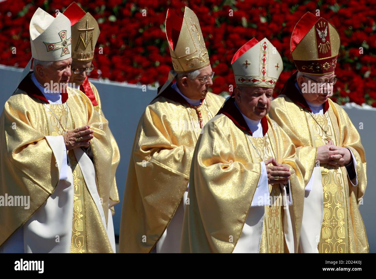 Archbishop Stanislaw Dziwisz (2nd R) and Cardinal Jozef Glemp (3rd R) arrive at beatification mass on Plac Pilsudskiego in center of Warsaw June 6, 2010. Poland's communist-era martyr Father Jerzy Popieluszko moved a step closer to sainthood on Sunday after a beatification mass held in Warsaw by papal delegate Archbishop Angelo Amato.  REUTERS/Peter Andrews (POLAND - Tags: RELIGION) Stock Photo