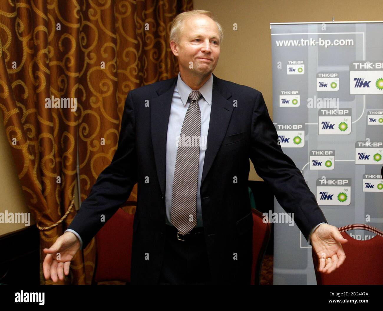 TNK-BP Chief Executive Robert Dudley gestures after a news conference in Moscow July 17, 2008. Dudley said a shareholder dispute would 'tear the company apart' after a group of employees filed a lawsuit against him in Thursday, accusing him of mismanaging Russia's No. 3 oil firm. REUTERS/Denis Sinyakov (RUSSIA) Stock Photo