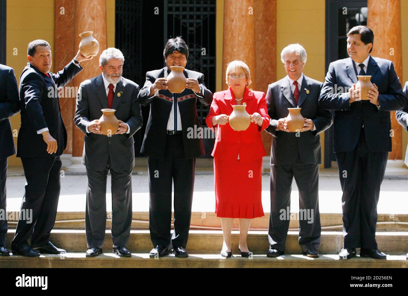 Leaders of South American countries (L-R) President of Venezuela Hugo Chavez, President of Brazil Luiz Inacio Lula Da Silva, President of Bolivia Evo Morales, President of of Chile Michelle Bachelet, President of Uruguay Tabare Vazquez and President of Peru Alan Garcia hold clay jars containing 'chicha', an alcoholic beverage preferred by indigenous peoples, during an official photo session at the South American Community of Nations summit in Cochabamba December 9, 2006.   REUTERS/Mariana Bazo   (Bolivia) Stock Photo