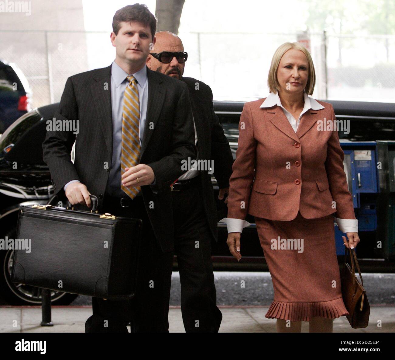 Defendant Khristine Eroshevich (R), a psychiatrist of late entertainment celebrity Anna Nicole Smith, arrives at the Los Angeles County Criminal Courts building for her arraignment in Los Angeles, California, May 13, 2009. The longtime companion of Anna Nicole Smith and two psychiatrists were charged on Thursday with conspiring to furnish drugs to the former Playboy playmate in the years before her 2007 death from a prescription medication overdose.   REUTERS/Danny Moloshok (UNITED STATES) Stock Photo