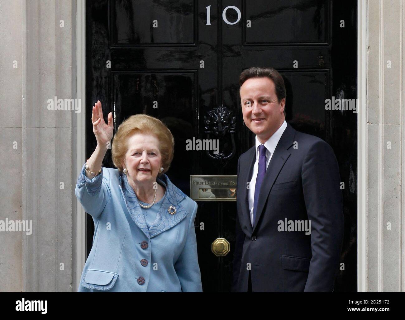 Margaret Thatcher Prime Minister Outside No1 10x8 Photo 