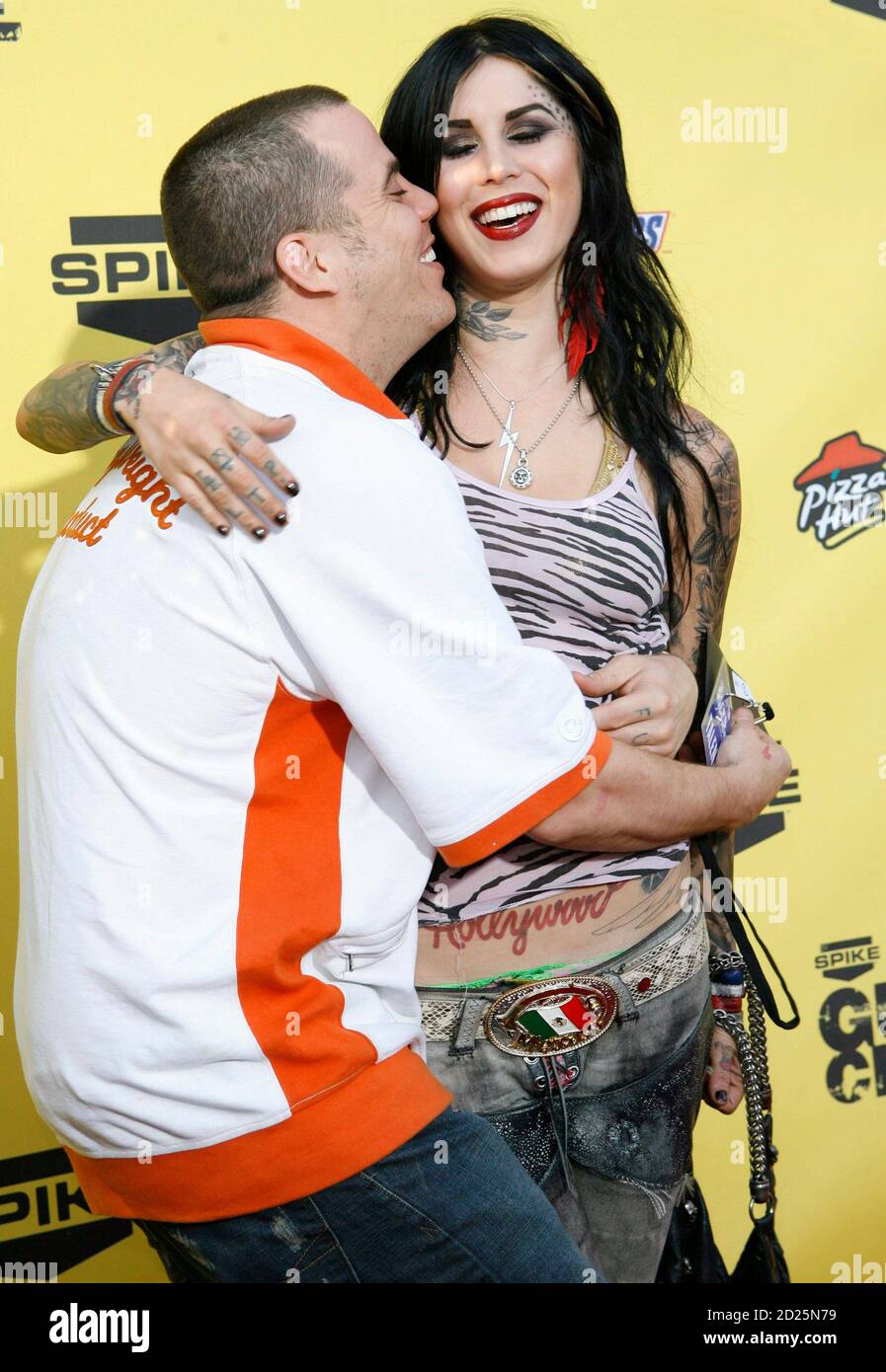 Uredelighed Omgivelser kapitel Steve-O (L) and tattoo artist Kat Von D arrive at the first annual Spike  television's "Guys Choice" awards show in the Studio City area of Los  Angeles June 9, 2007. REUTERS/Gus Ruelas (
