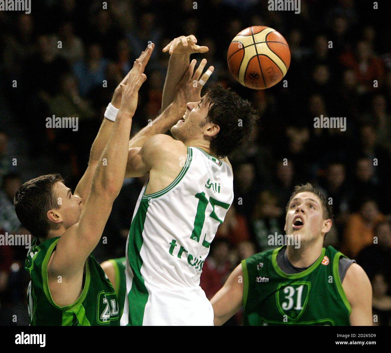 Benetton Treviso's Angelo Gigli (C) fights for ball with BC Zalgiris' Kirk  Penney (L) and Vladimir Stimac during their men's Euroleague regular season  Group C basketball game in Kaunas, Lithiuania, December 14,