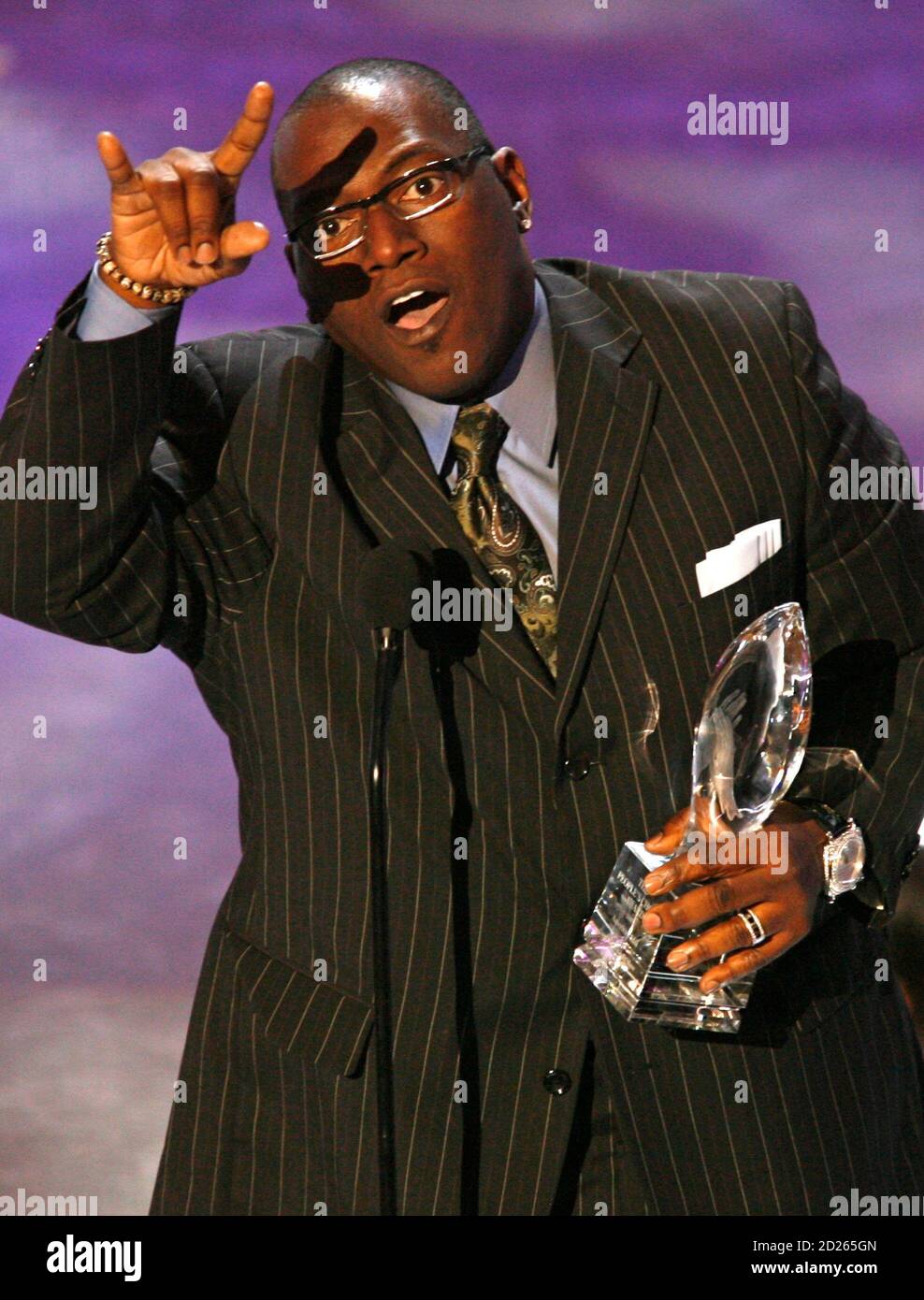 Randy Jackson accepts the award for favorite competition/reality show for 'American Idol' at the 33rd annual People's Choice Awards in Los Angeles, California January 9, 2007.   REUTERS/Mike Blake  (UNITED STATES) Stock Photo