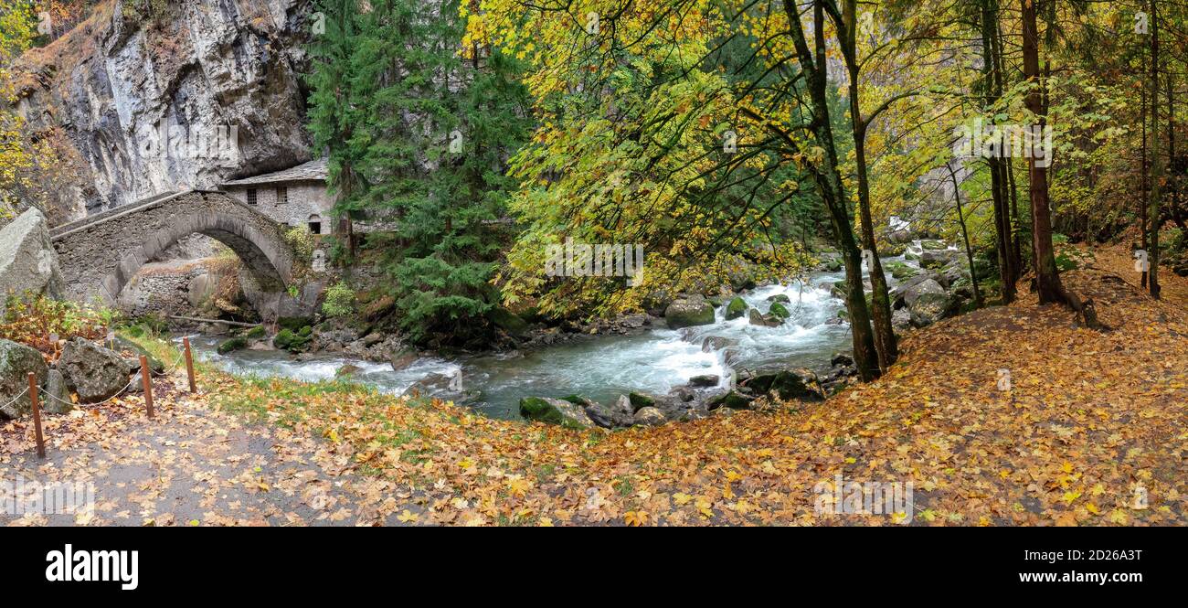 Pré Saint Didier, Aosta, Italy: In the Orrido the river flows in an autumn landscape Stock Photo