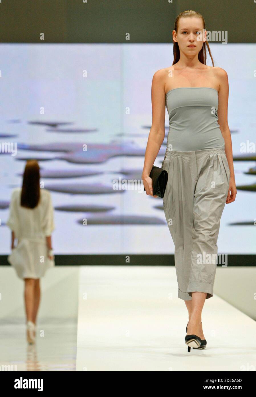 Models present creations from the ck Calvin Klein Spring/Summer 2008  collection during the Singapore Fashion Festival April 6, 2008.  REUTERS/Vivek Prakash (SINGAPORE Stock Photo - Alamy