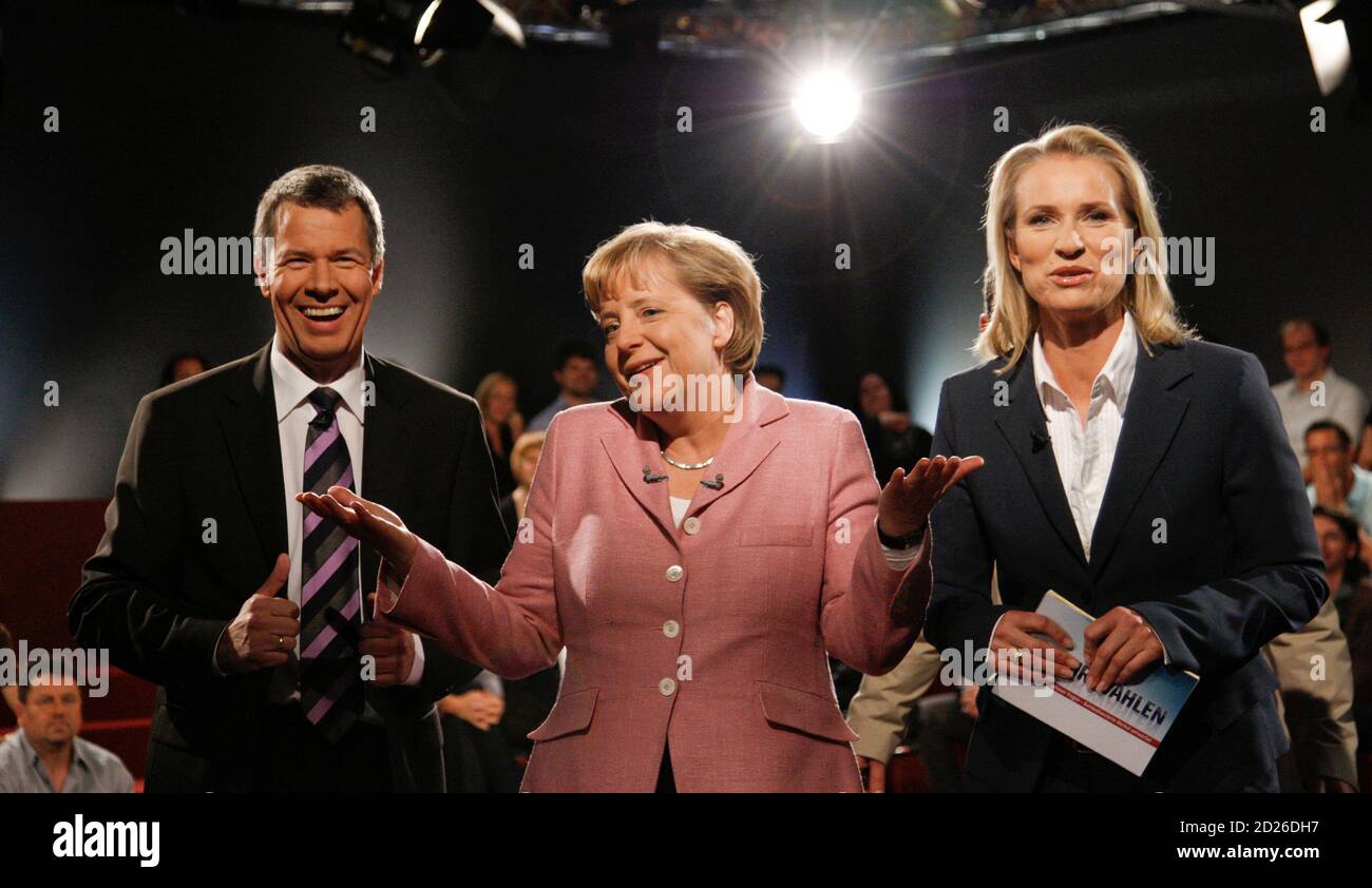 German Chancellor Angela Merkel (C), RTL's editor in chief Peter Kloeppel  (L) and Spiegel TV's anchorwoman Maria Gresz pose before the recording of  RTL television show "2009 - Wir waehlen: Zuschauer fragen -