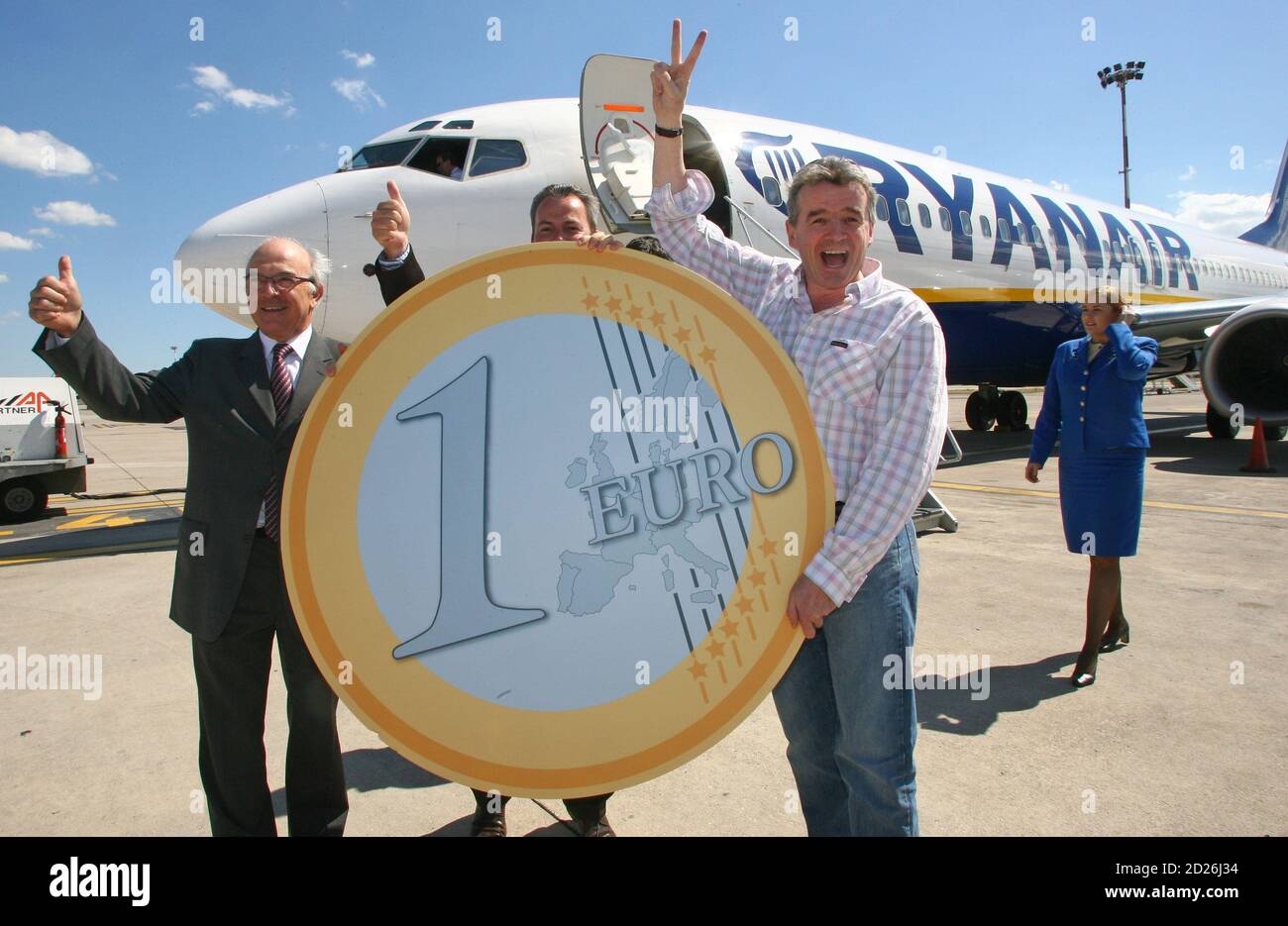 Michael O'Leary (R), chief executive of Irish low-fare airline Ryanair,  accompanied by Marseille-Marignane airport president Jean-Francois Bigay  (L) and marketing director Philippe Wilmart (C), flashes a victory sign in  front of a