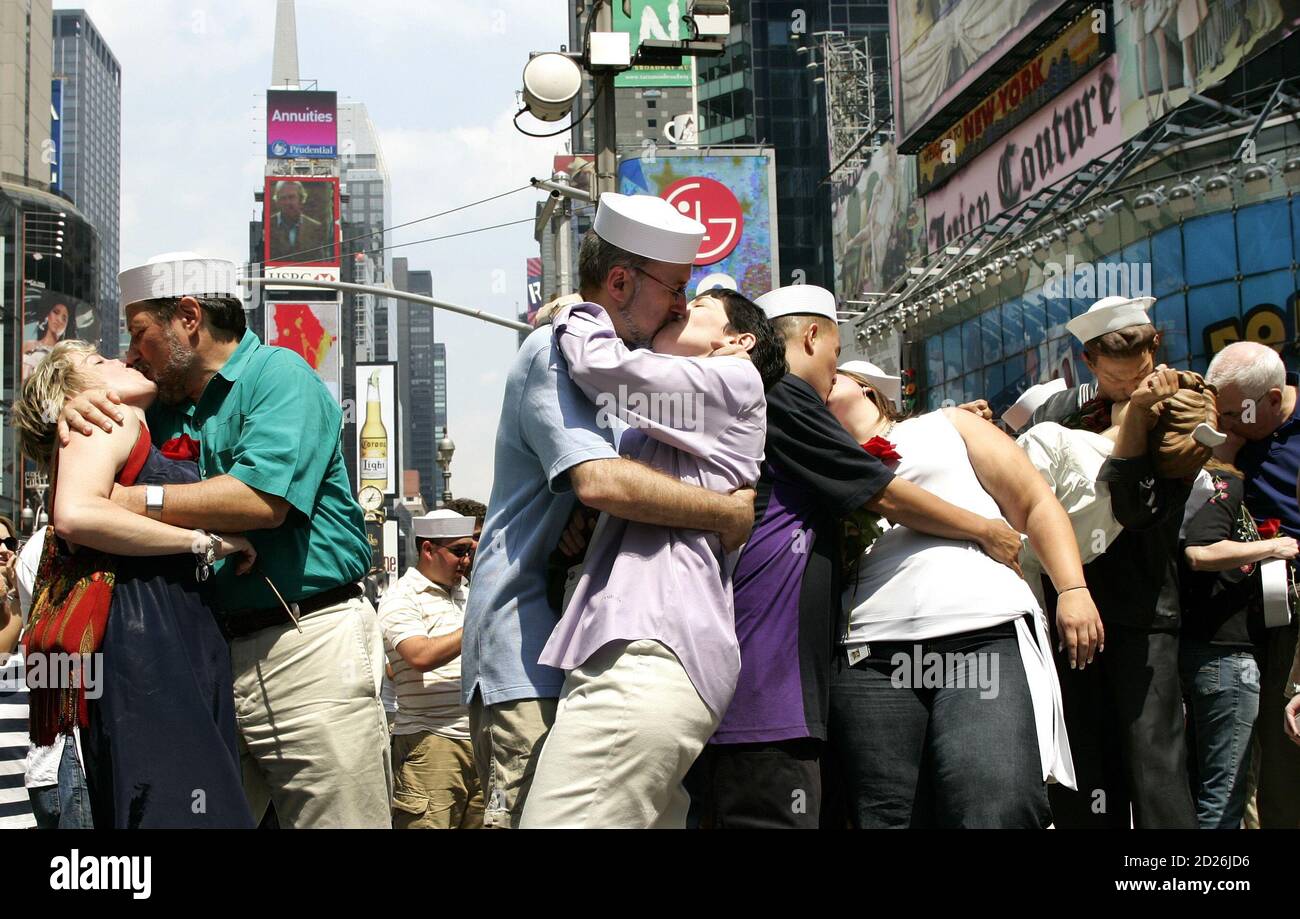 Famous Vj Day Kiss High Resolution Stock Photography and Images - Alamy