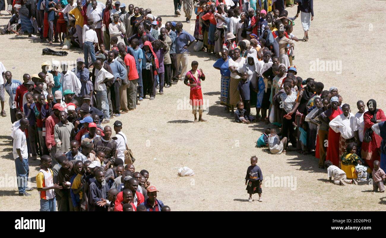 Displaced Kenyans await the distribution of aid at their temporary refuge at the Nairobi Show Grounds, January 13, 2008. Kenya's government should order police to stop using lethal force against protestors, a U.S.-based group said on Sunday as the nation braced for three days of opposition rallies over disputed December 27 polls. REUTERS/Mike Hutchings (KENYA) Stock Photo