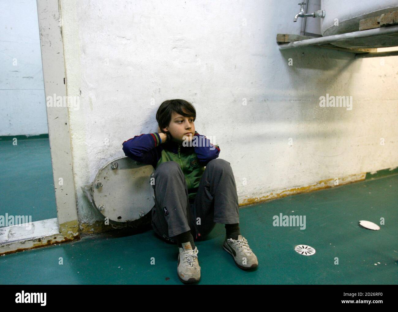 An Israeli student sits inside a bomb shelter during a civil defence drill in a school in Jerusalem April 8, 2008. Air raid sirens sent Israeli schoolchildren into bomb shelters on Tuesday as part of a five-day nationwide exercise to prepare for any future conflict that would include rocket attacks on Israel's major cities.  REUTERS/Gil Cohen Magen (JERUSALEM) Stock Photo