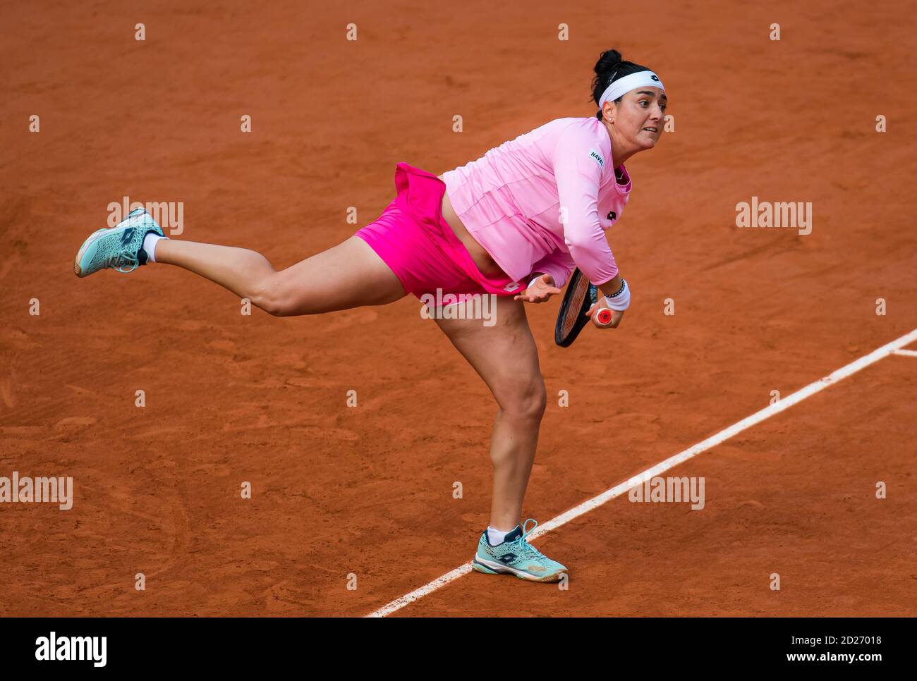 Paris, France. 6th October, 2020. Ons Jabeur of Tunisia in action against Danielle Collins of the United States during the quarter-finals at the Roland Garros 2020, Grand Slam tennis tournament, on October 6, 2020 at Roland Garros stadium in Paris, France - Photo Rob Prange / Spain DPPI / DPPI Credit: LM/DPPI/Rob Prange/Alamy Live News Stock Photo