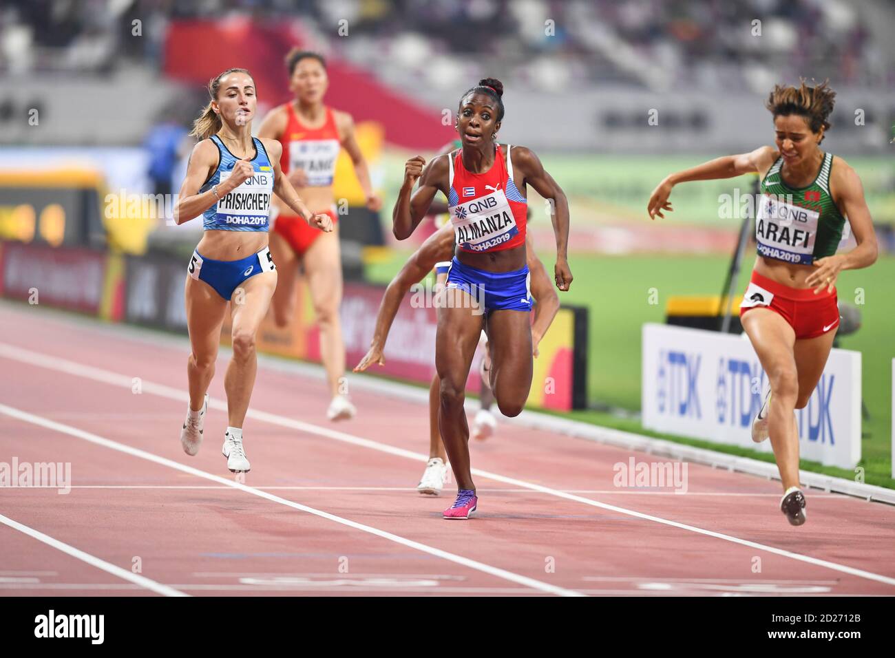 Track field 800 start hi-res stock photography and images - Alamy