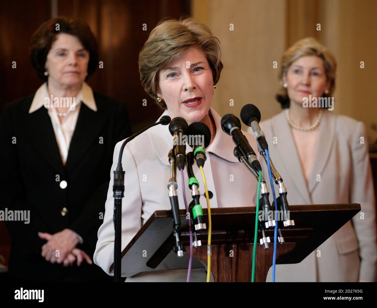 U.S. first lady Laura Bush (C) accompanied by Sens. Dianne Feinstein (D-CA) (L) and Kay Bailey Hutchison (R-TX) speaks during a joint news conference by the Senate Women's Caucus on Burma on Capitol Hill in Washington May 23, 2007. REUTERS/Yuri Gripas (UNITED STATES) Stock Photo