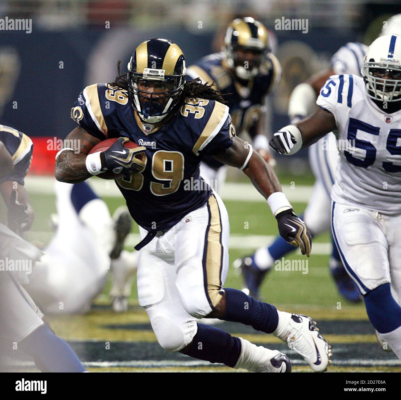 St. Louis Rams running back Steven Jackson (39) runs against the  Indianapolis Colts in the third quarter of their NFL football game in St.  Louis, Missouri October 25, 2009. REUTERS/Peter Newcomb (UNITED
