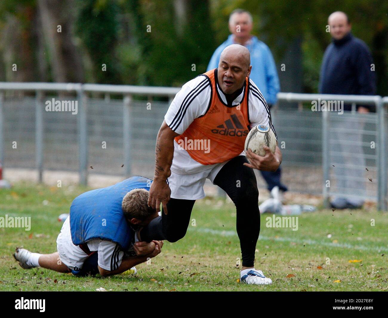 Former New Zealand International Rugby Player Jonah Lomu R Attends His First Training With Marseille Vitrolles Team In Vitrolles Southern France November 5 2009 Lomu Has Signed For The Marseille Vitrolles Rugby Team Reuters Philippe