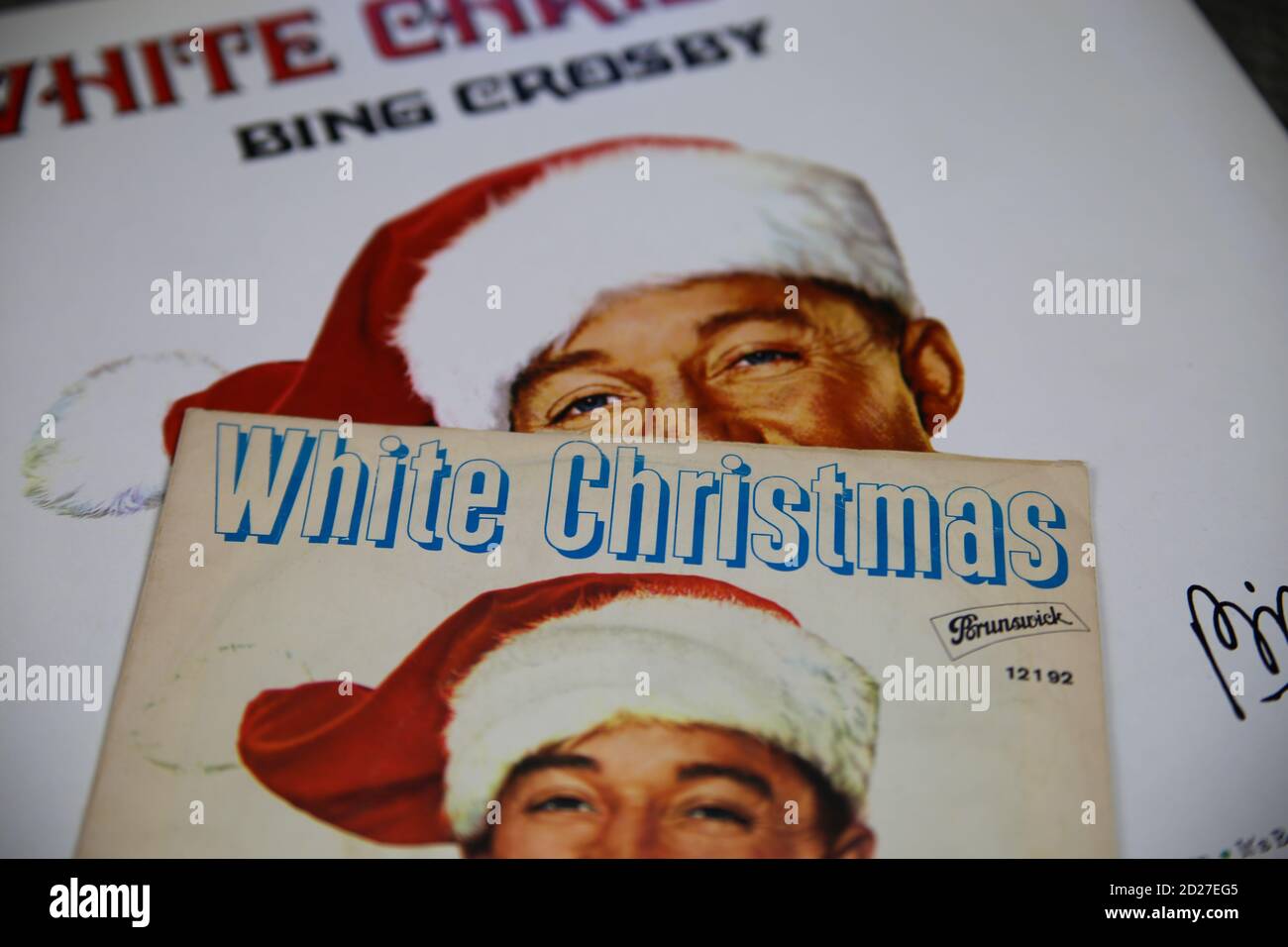 Viersen, Germany - Juin 9. 2020: Closeup on vinyl record covers of Bing Crosby christmas song white christmas Stock Photo