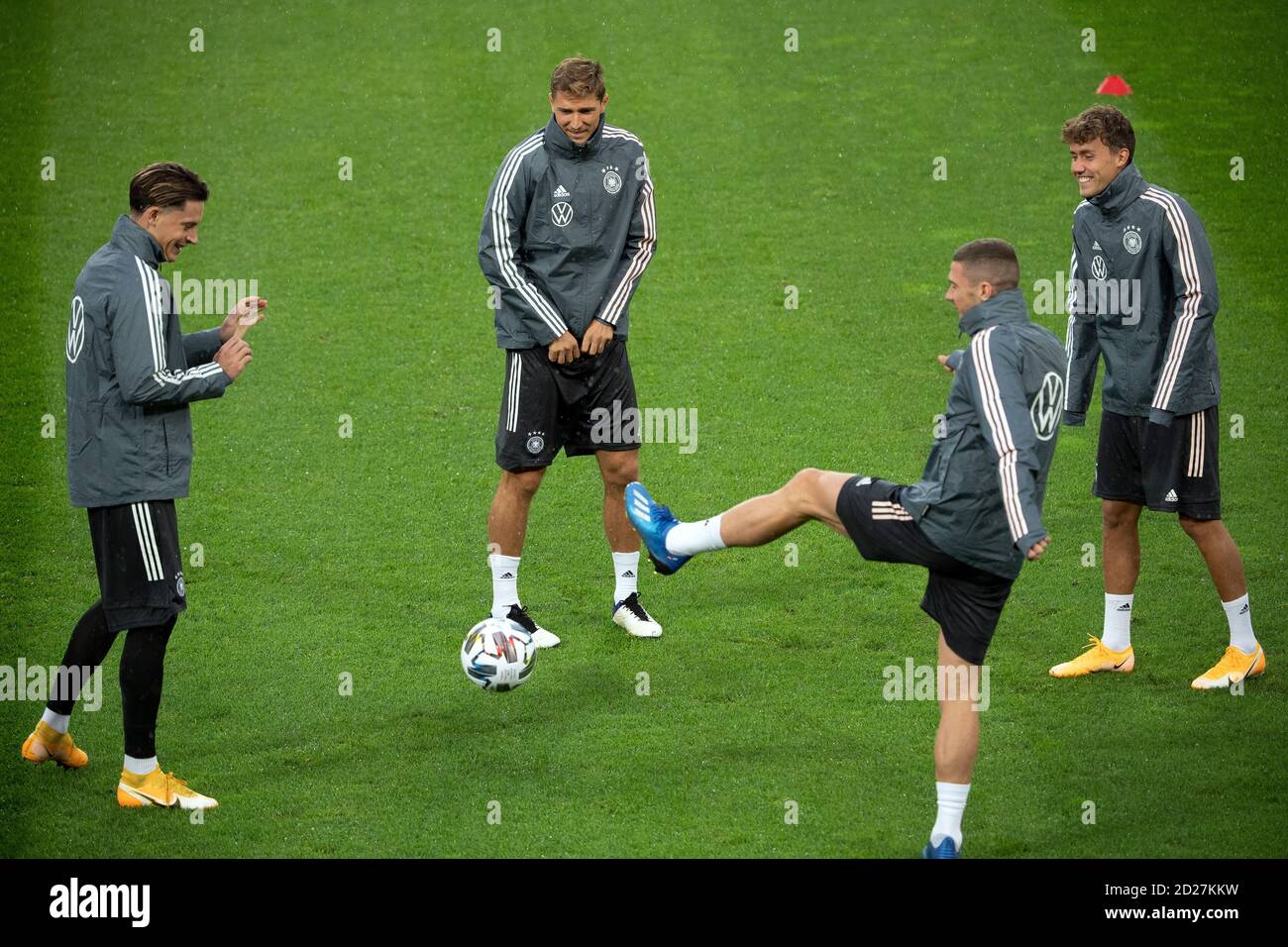 06 October 2020, North Rhine-Westphalia, Cologne: Football: national team, the day before the international test match against Turkey. Robin Koch (l-r), Niklas Stark, Robin Gosens and Luca Waldschmidt in action during the training of the national team in the RheinEnergie - Stadium. Photo: Federico Gambarini/dpa - IMPORTANT NOTE: In accordance with the regulations of the DFL Deutsche Fußball Liga and the DFB Deutscher Fußball-Bund, it is prohibited to exploit or have exploited in the stadium and/or from the game taken photographs in the form of sequence images and/or video-like photo series. Stock Photo