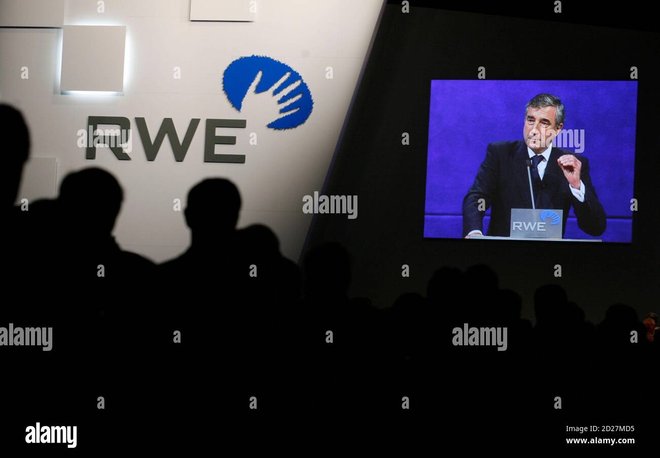 Harry Roels, CEO of German multi-utility RWE is pictured on a large video screen during his speech at the general meeting in Essen April 18, 2007. REUTERS/Ina Fassbender     (GERMANY) Stock Photo