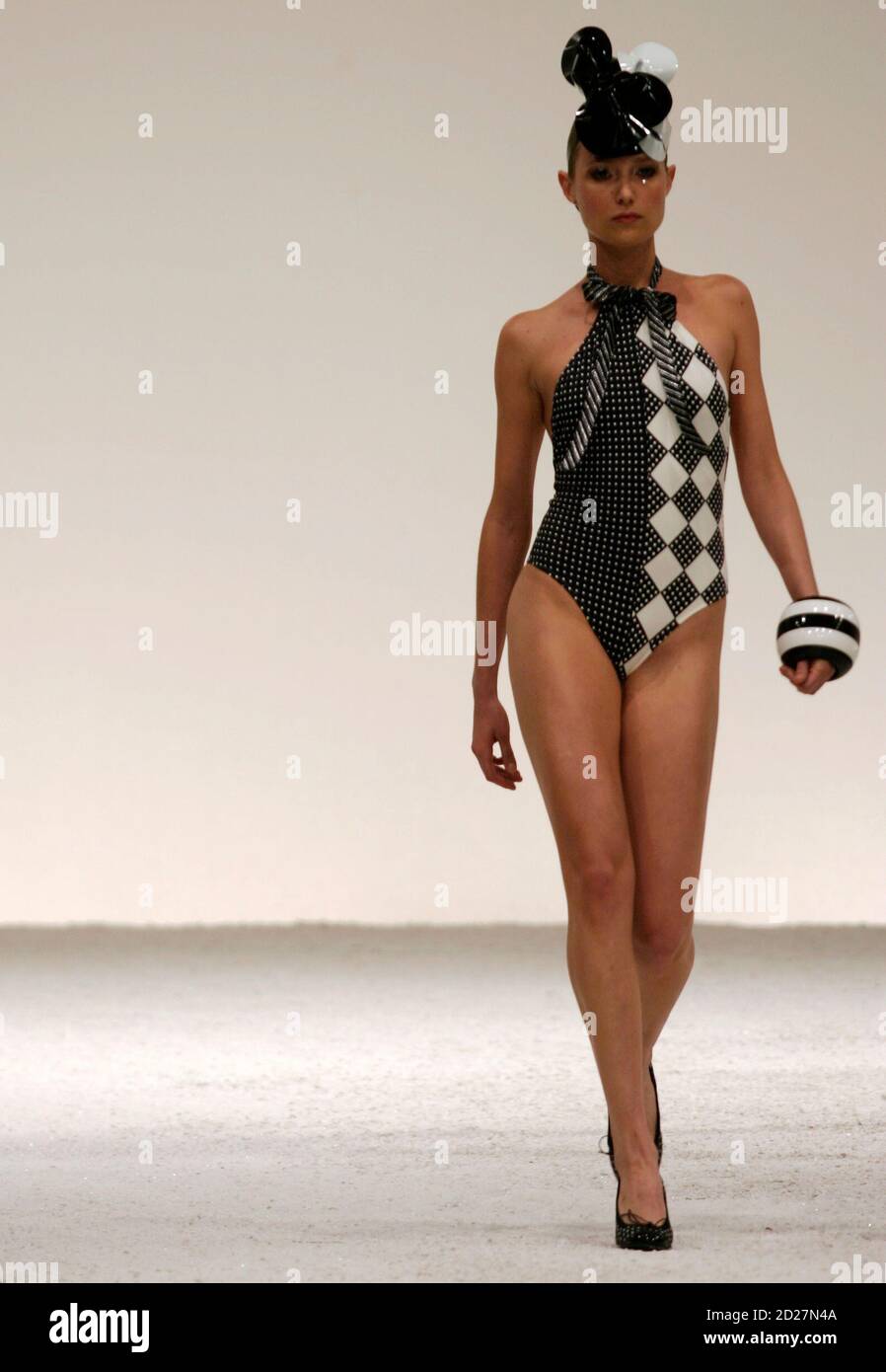 A Model Wears A Creation From Salinas 08 Spring Summer Collection During Rio Fashion Week In Rio De Janeiro June 4 07 Reuters Bruno Domingos Brazil Stock Photo Alamy A Model Wears A Creation From Salinas 08 Spring Summer Collection During Rio Fashion Week In Rio De Janeiro June 4 07 Reuters Bruno Domingos Brazil Stock Photo Alamy