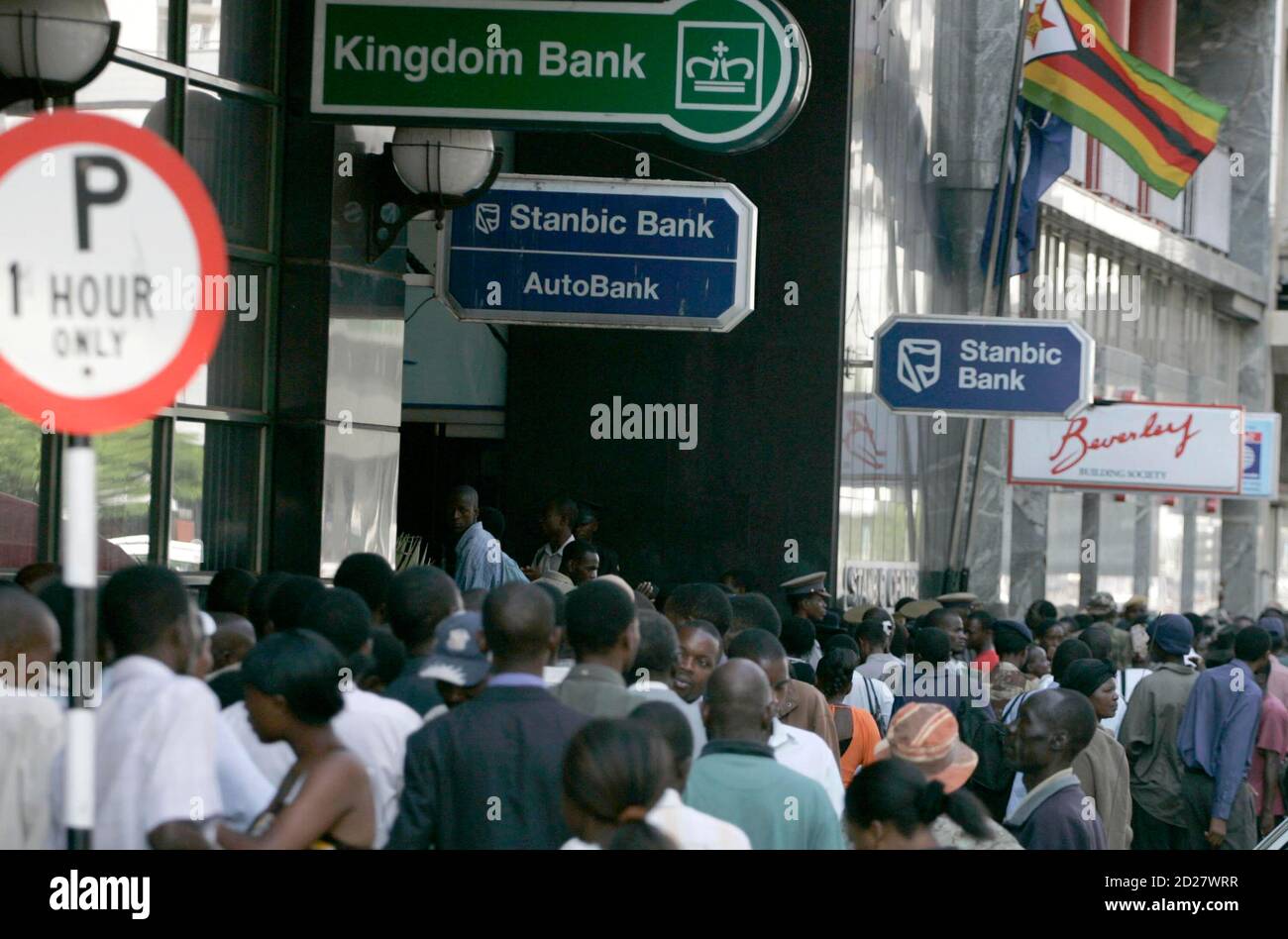 People line up to withdraw cash hires stock photography and images Alamy