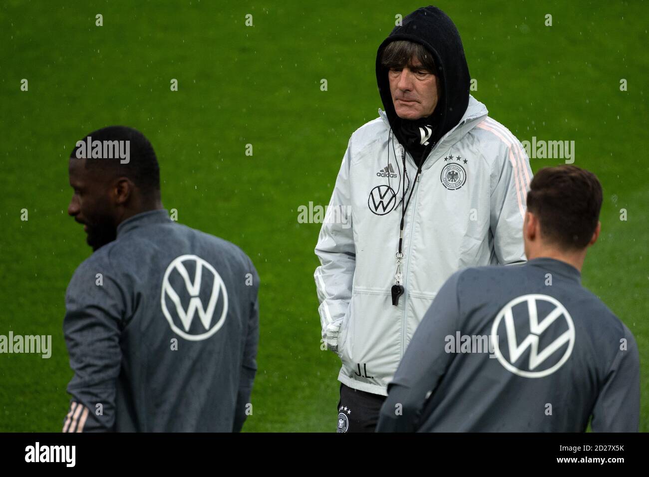 06 October 2020, North Rhine-Westphalia, Cologne: Football: national team, the day before the international test match against Turkey. National coach Joachim Löw talks to Antonio Rüdiger (l) and Julian Draxler during the training of the national team in the RheinEnergie - Stadium. Photo: Federico Gambarini/dpa - IMPORTANT NOTE: In accordance with the regulations of the DFL Deutsche Fußball Liga and the DFB Deutscher Fußball-Bund, it is prohibited to exploit or have exploited in the stadium and/or from the game taken photographs in the form of sequence images and/or video-like photo series. Stock Photo