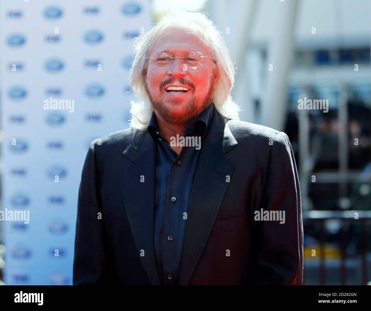 Barry Gibb of The Bee Gees arrives for the 9th season finale of 'American  Idol' in Los Angeles May 26, 2010. REUTERS/Mario Anzuoni (UNITED STATES -  Tags: ENTERTAINMENT Stock Photo - Alamy