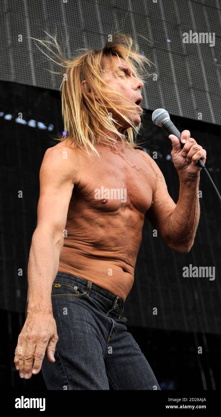Iggy Pop of the band Iggy and the Stooges performs at Virgin Mobile  Festival in Baltimore August 10, 2008. REUTERS/Bill Auth (UNITED STATES  Stock Photo - Alamy