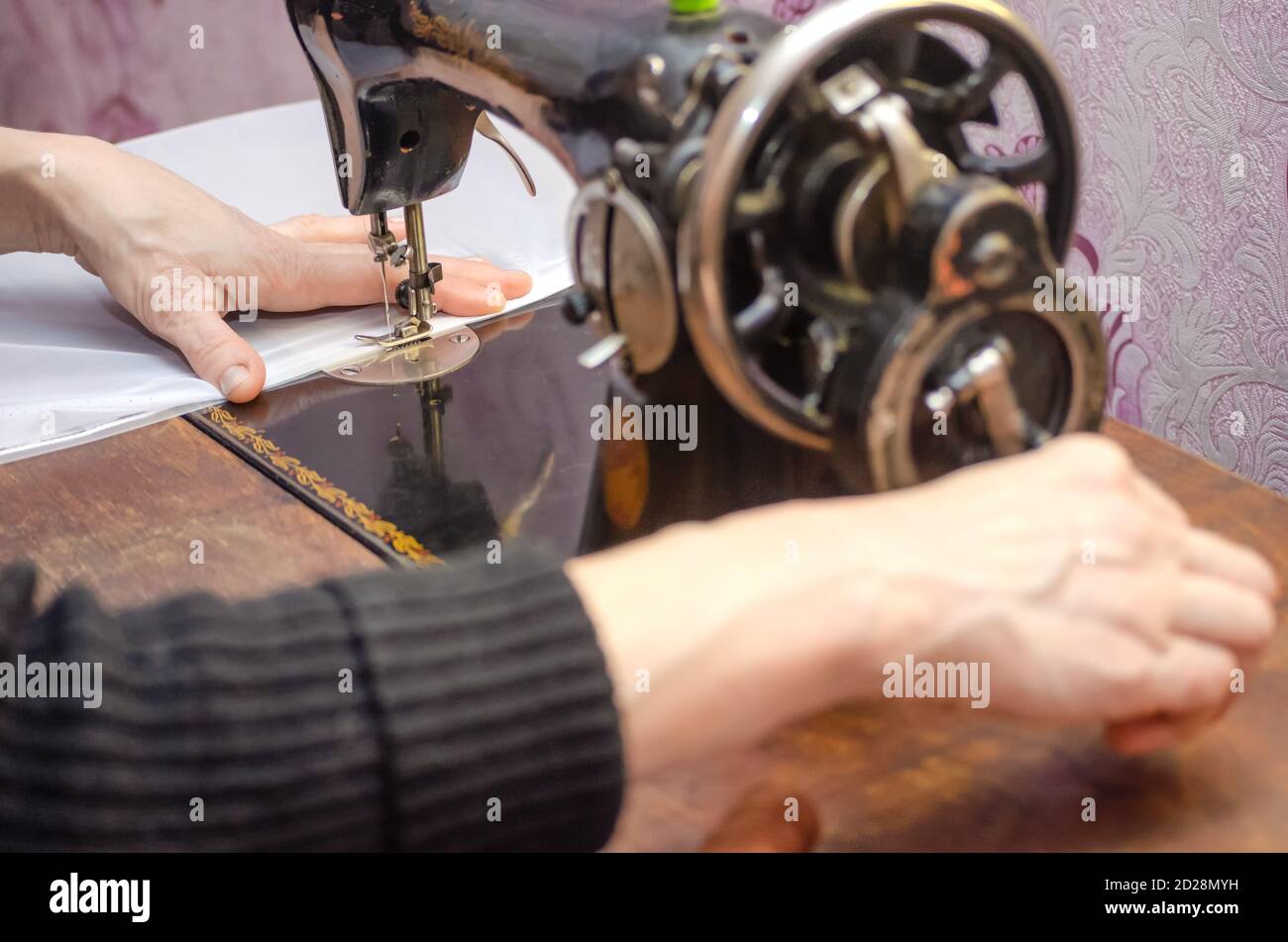 Woman working on an old sewing machine. Hands close-up Stock Photo - Alamy