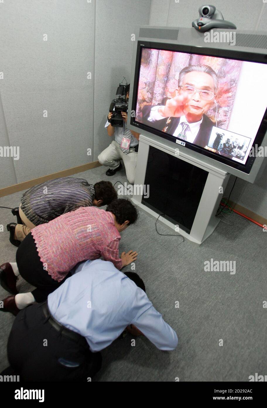 L R South Koreans Chung Yong Ae Chung Yong Im And Chung In Gul Bow To Their North Korean Brother Chung Byong Yun On A Tv Screen At A Video Family Reunion Session In Seoul August 15 L R South Koreans Chung Yong Ae Chung Yong Im And Chung In Gul Bow To Their North Korean Brother Chung Byong Yun On A Tv Screen At A Video Family Reunion Session In Seoul August 15