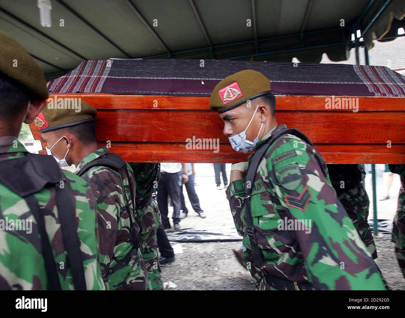 Indonesian soldiers carry a coffin of an unidentified body outside a morgue at a hospital in Medan, Indonesia, September 7, 2005. A preliminary probe into the crash of an Indonesian airliner that killed 149 people has found a fuel problem with one of the plane's engines, a transport safety official said on Wednesday. Authorities prepared a mass funeral for 57 victims whose bodies were too charred to identify. They will be buried in a field on Wednesday where the remains of victims from two previous air crashes near Indonesia's third biggest city also lie. REUTERS/Supri  supri/PN Stock Photo