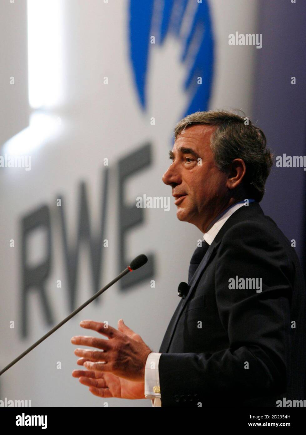Harry Roels, CEO of German multi-utility RWE holds a speech during the general meeting in Essen April 18, 2007. REUTERS/Ina Fassbender     (GERMANY) Stock Photo