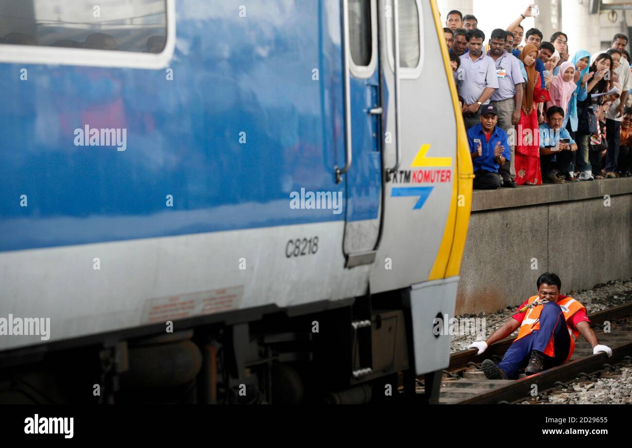 Raja Gigi" or "Teeth King" Rathakrishnan Velu uses his teeth to pull seven  train coaches, weighing about 300 tonnes, in Kuala Lumpur August 30, 2007  in an attempt to break a record