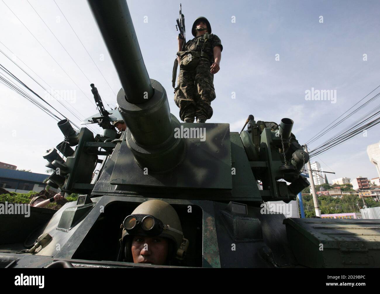 Honduran soldiers arrive at the presidential residency in Tegucigalpa June 28, 2009. Witnesses said Honduras' President Manuel Zelaya was detained at home by troops in a constitutional crisis over his attempt to win re-election. CNN's Spanish-language channel later quoted Costa Rican officials as saying he was in Costa Rica and seeking political asylum. REUTERS/Oswaldo Rivas (HONDURAS POLITICS CONFLICT MILITARY) Stock Photo