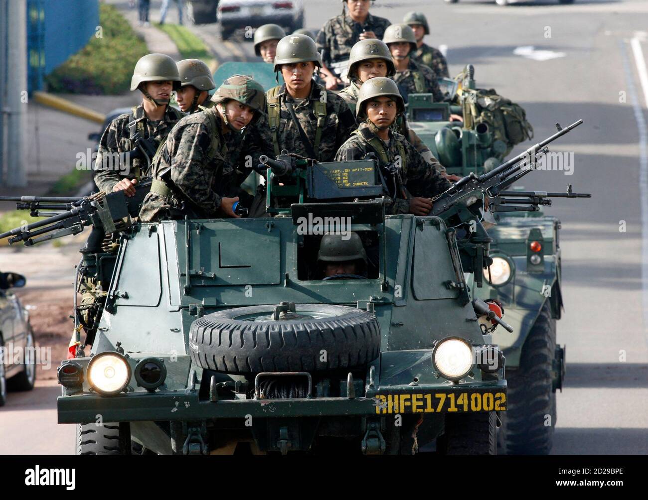 Honduran soldiers arrive at the presidential residency in Tegucigalpa June 28, 2009. Witnesses said leftist Honduras' President Manuel Zelaya was detained at home by troops in a constitutional crisis over his attempt to win re-election. CNN's Spanish-language channel later quoted Costa Rican officials as saying he was in Costa Rica and seeking political asylum. REUTERS/Oswaldo Rivas (HONDURAS POLITICS CONFLICT MILITARY) Stock Photo