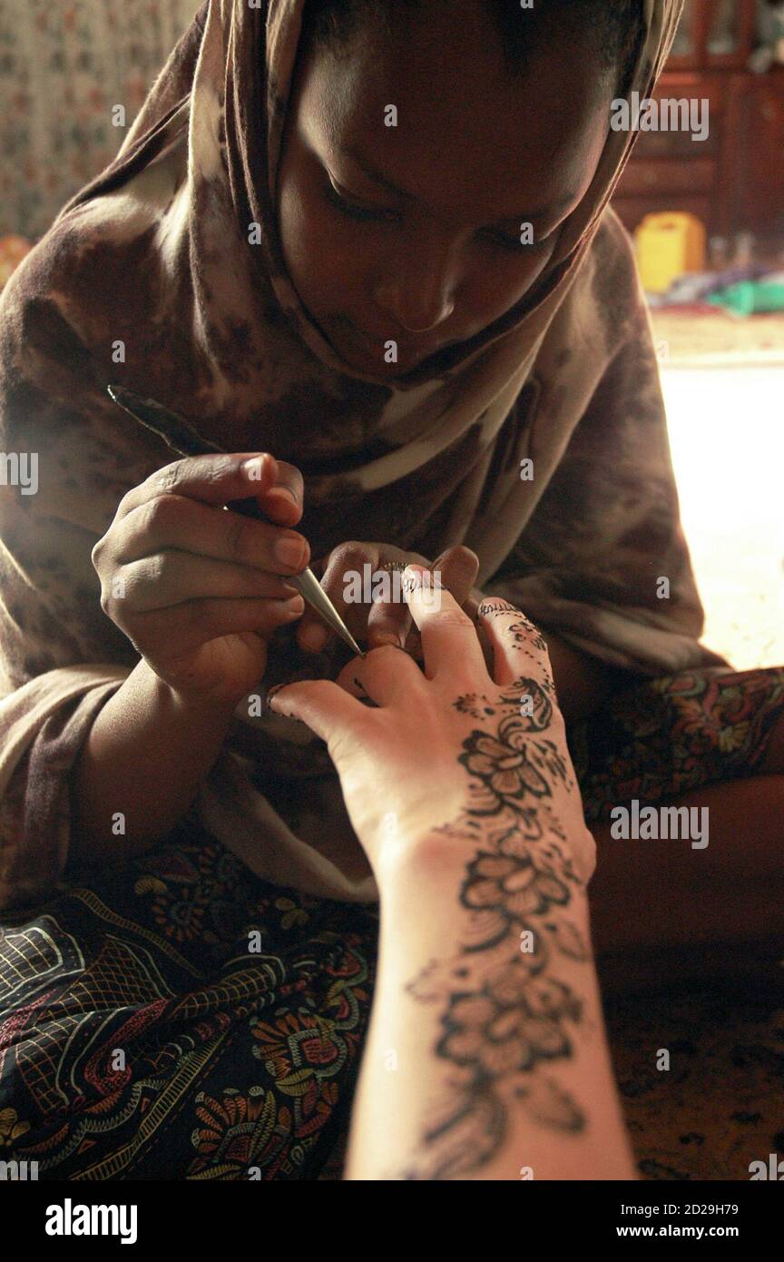 Henna applied on the brides hands Stock Photo - Alamy