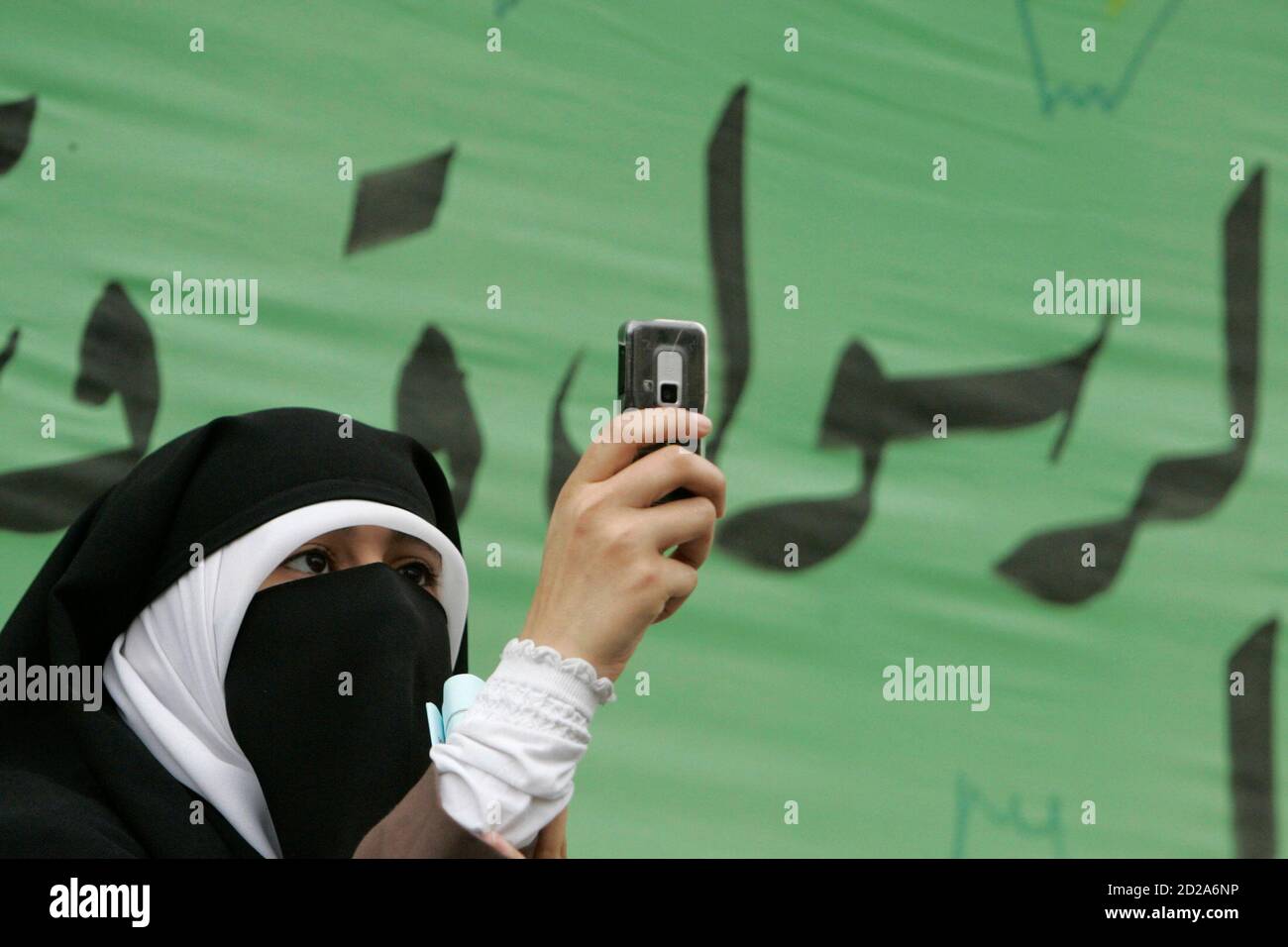 folkeafstemning Peru charme A veiled woman takes pictures with her mobile phone during a protest by the  Islamic Action Front party against the republication of caricatures of the  Prophet Mohammad outside the Danish Embassy in