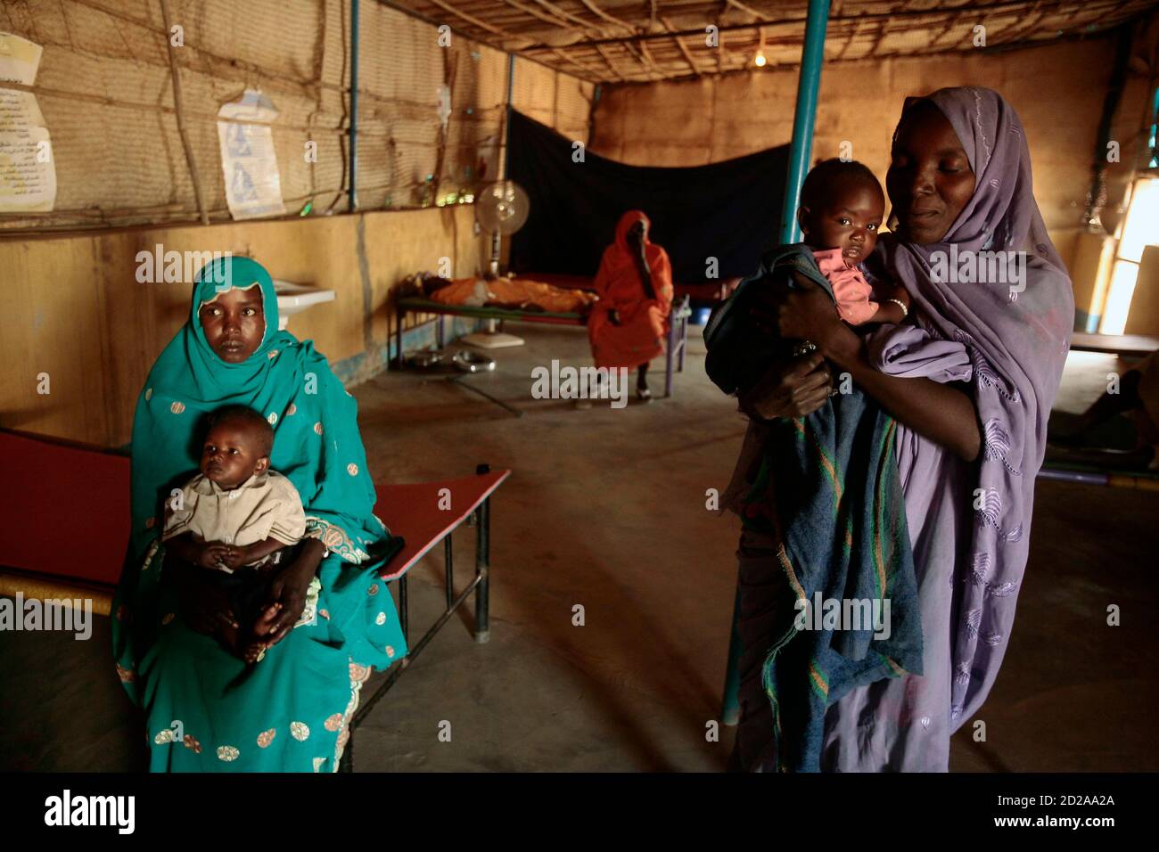 Displaced Sudanese women hold their children at the paediatrics department of an International committee of the Red Cross clinic in Abu Shouk IDP camp in El Fasher, northern Darfur, March 16, 2009.  REUTERS/Zohra Bensemra (SUDAN CONFLICT POLITICS) Stock Photo
