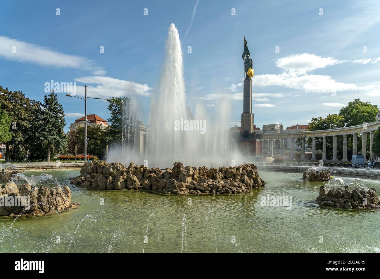 Der Hochstrahlbrunnen und das Denkmal zu Ehren der Soldaten der Sowjetarmee am Schwarzenbergplatz in Wien, Österreich, Europa  |  Hochstrahlbrunnen fo Stock Photo