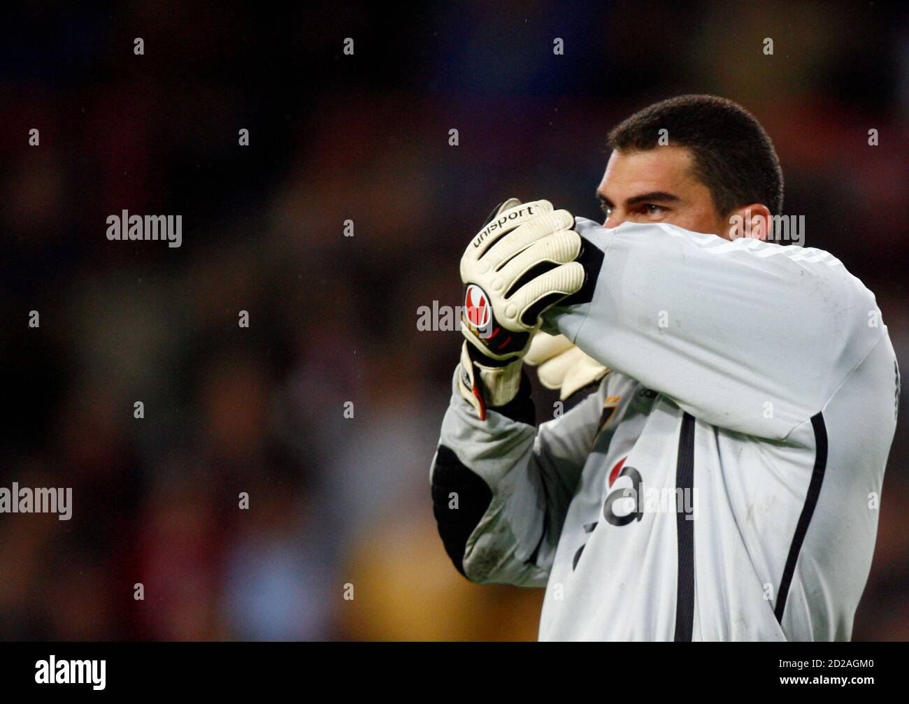 Galatasaray's goalkeeper Faryd Mondragon reacts after PSV Eindhoven scored  during their Champions League Group C soccer match at the Phillips stadium  in Eindhoven October 31, 2006. REUTERS/Jerry Lampen (NETHERLANDS Stock  Photo - Alamy