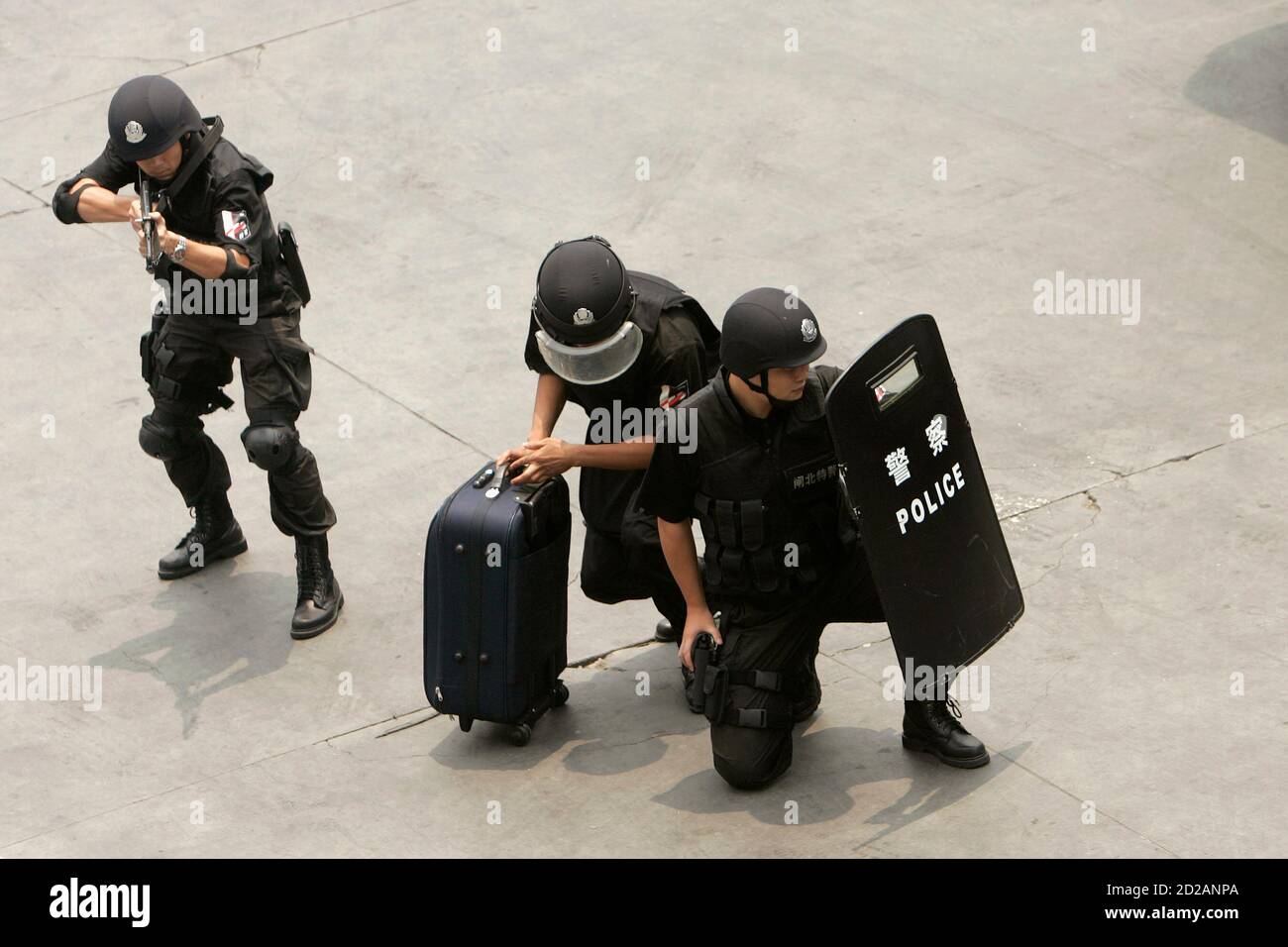 Chinese special forces take position during a security drill at a coach  station in Shanghai July 16, 2008. REUTERS/Aly Song (CHINA) (BEIJING  OLYMPICS 2008 PREVIEW Stock Photo - Alamy