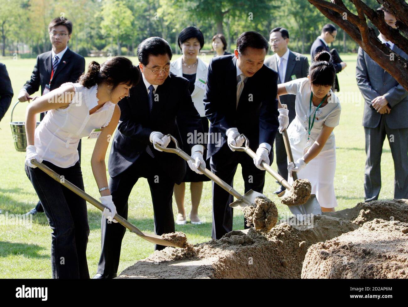 Chinese President Hu Jintao (2nd L) and South Korean President Lee Myung-bak (2nd R) plant trees as they visit Seoul Forest park in Seoul, August 26, 2008. The presidents of China and South Korea at a summit on Monday called for cooperation in sputtering talks to rid North Korea of its nuclear weapons while they pledged to boost trade between the major economic partners. REUTERS/Lee Jin-man/Pool (SOUTH KOREA) Stock Photo