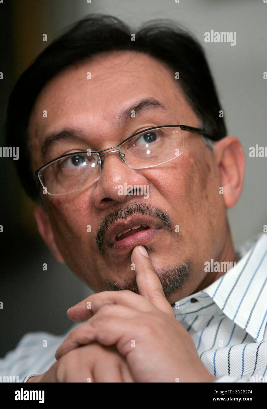 Malaysian opposition figure Anwar Ibrahim gestures during a news conference at his residence in Kuala Lumpur January 10, 2007. Anwar said on Wednesday the police should investigate whether a prominent political analyst used government connections to organise the murder of a Mongolian model.  REUTERS/Zainal Abd Halim (MALAYSIA) Stock Photo